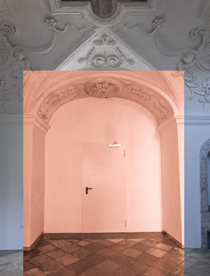 Kloster Wettenhausen, Bogennische mit Stuck und schlichter Brandschutztür, darüber Stuckdecke, Ausschnitt rosa getönt