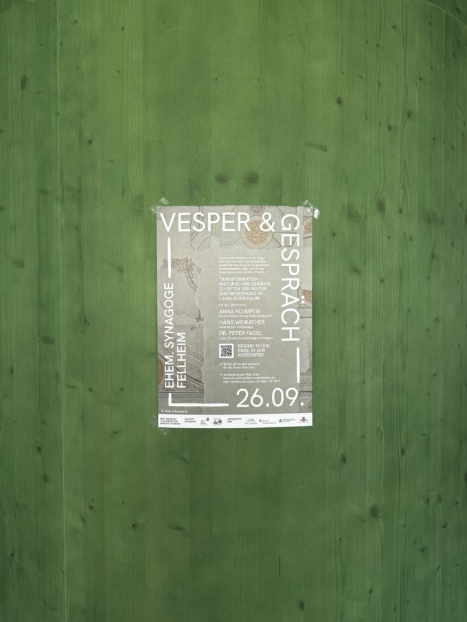 Plakat „Vesper & Gespräch“ zur ehem. Synagoge Fellheim am 26.09., 18–21 Uhr, aufgehängt an einer grünen Holzwand